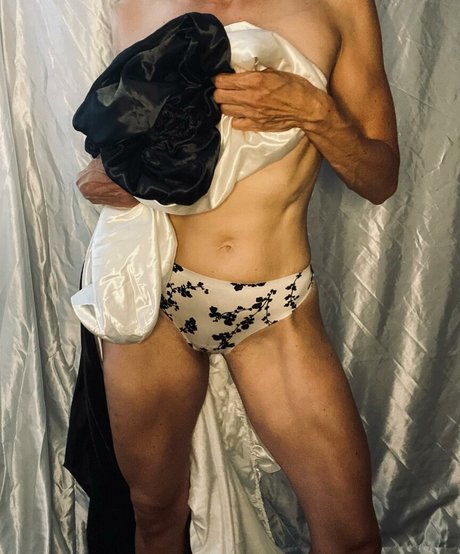 aska69 naked model image