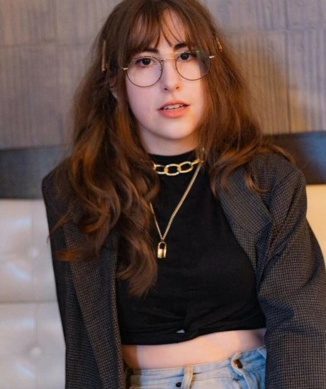 Mrs Bonniie sexy model gallery