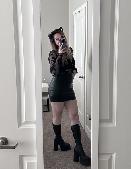 Sloane Wolf model adult image