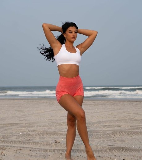 fit with brooke model hd pictures