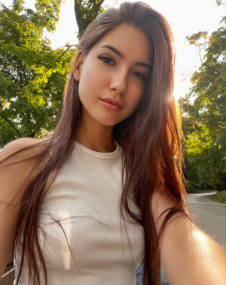 Foxy Elena model hot pics