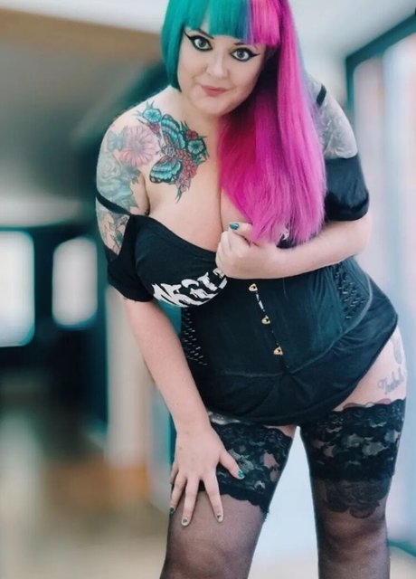 Gothabilly queen model xxx galleries