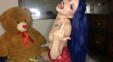 redvixenxxxx naked model image