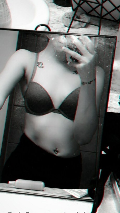 redvixenxxxx model nude pictures