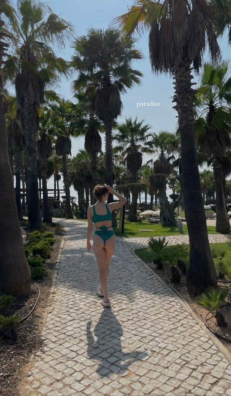 Ellie Bindman adult model image