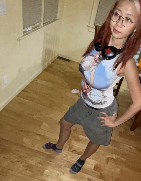 hollyliangg top profile image