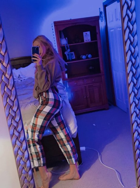 kateszn naked pornstar image