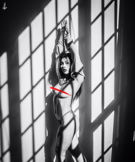 Mikah Tia nude model images