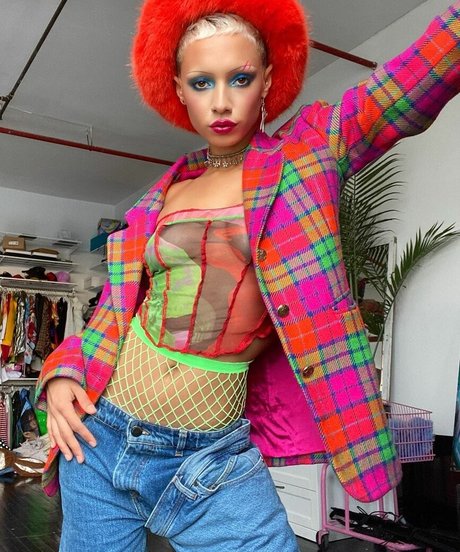 uglyworldwide art model pics
