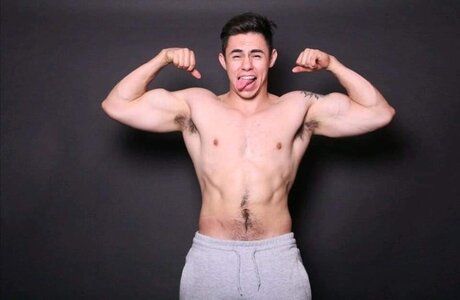YahirBionic sex star picture