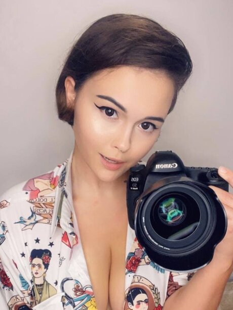 Peachy Alice sexy model photos