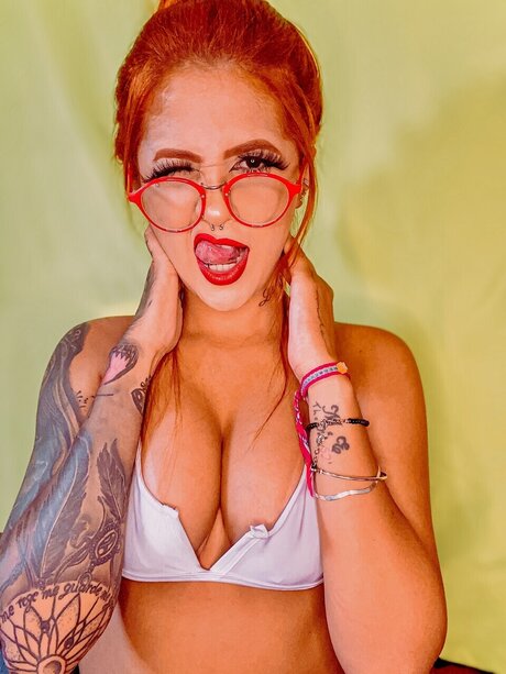 Paulla Izabel adult model picture