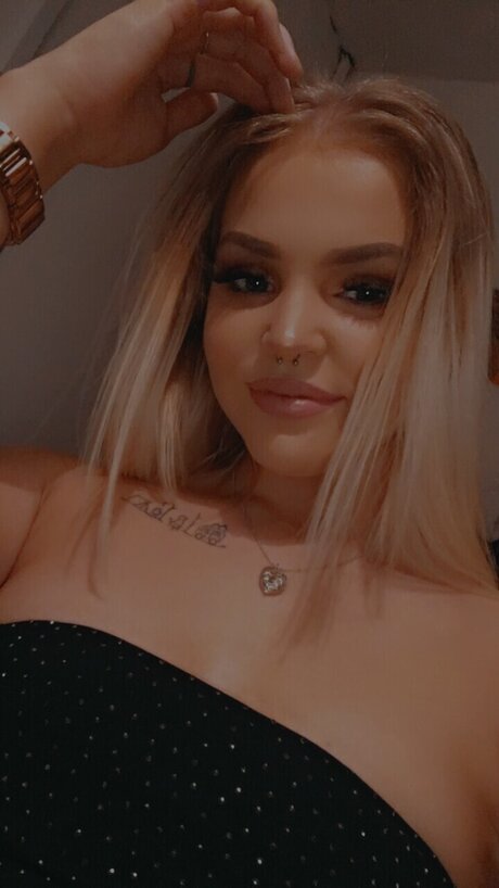 HoneyBeaxo model erotic gallery