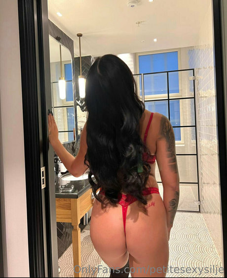 petitesexysilje nude pornstar image