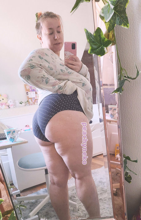 peachyneko best model picture