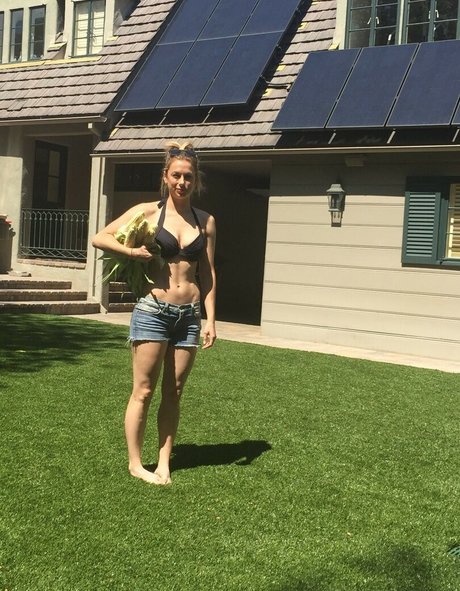 Iliza Shlesinger naked actress images