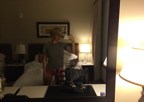 Iliza Shlesinger star erotic pics