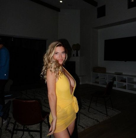 Taylor Mathis naked actress picture