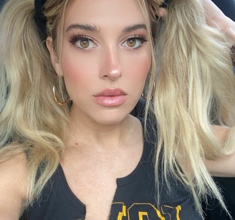 Taylor Mathis model pornographic photo