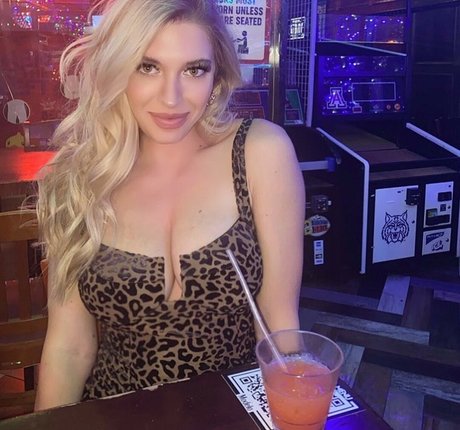Taylor Mathis star hot img