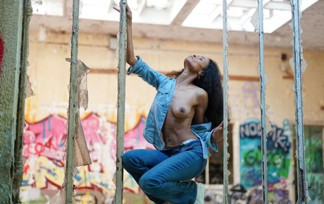Adjouai sexy model galleries