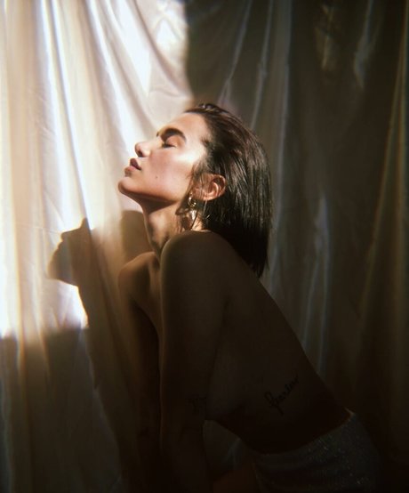 Manu Gavassi star hot picture