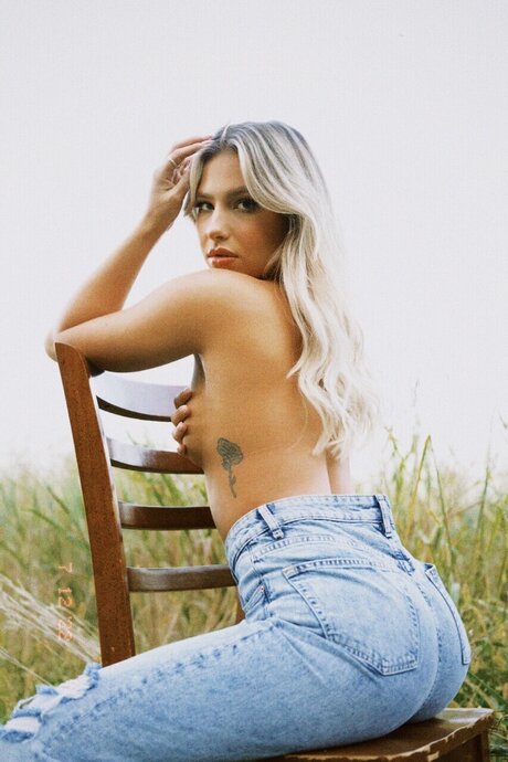 Laurenn hd model photo