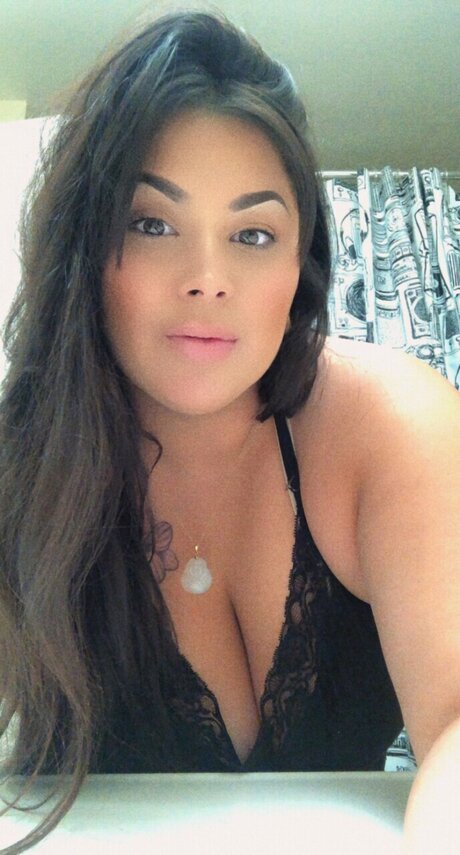CurvyBrunette model porn pictures