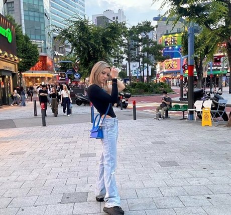 laure bv pretty actress pictures