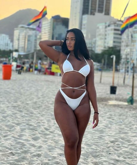 Thaynunes perfect model pic