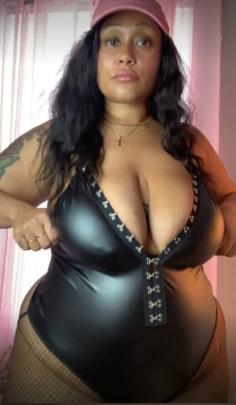 thickfancy model nude pic