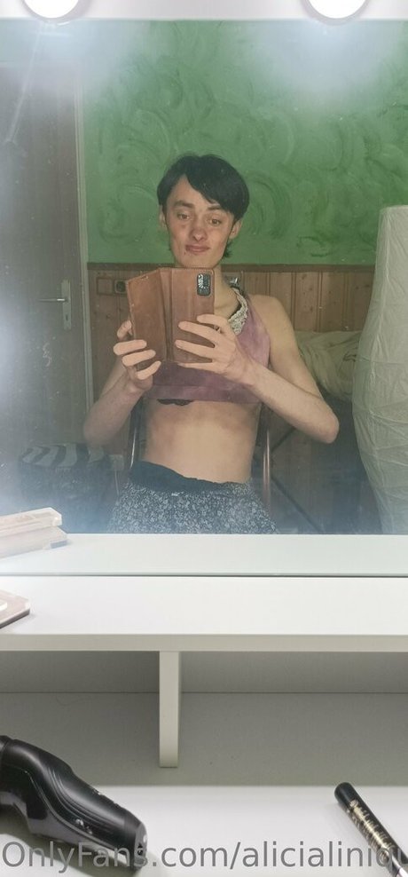 alicialiniquinn model top img