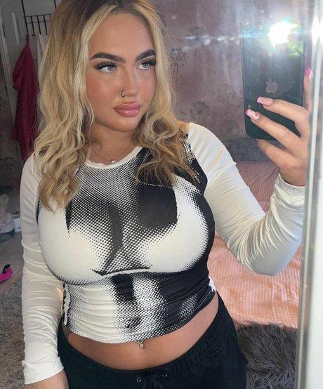Caoimheeee model naked image