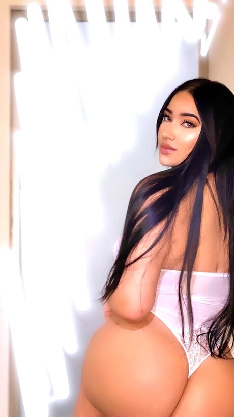 Sina Marin pretty model pictures