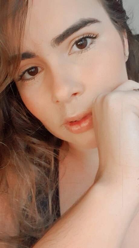 Mikaelly Soares model hot image