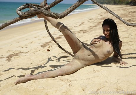 Chloe Saat naked model pictures