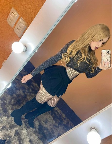 stephanie scarleth pornographic model picture