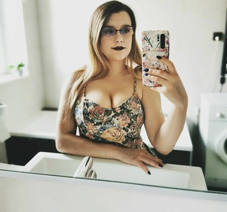 delimbre model sexy image