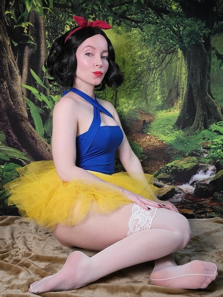 Tiny feet treat star sexy pic