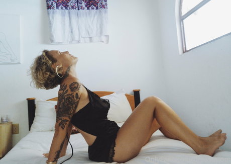 breastmom hot model pics
