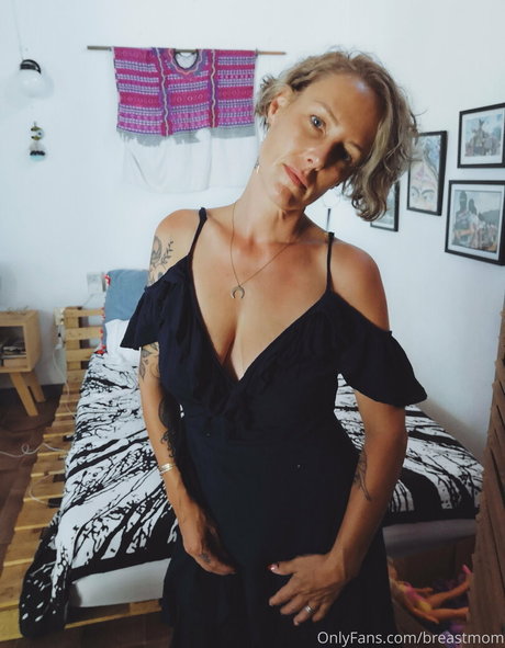 breastmom pornographic model pics