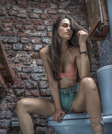 Vahide Bulu model sex photo