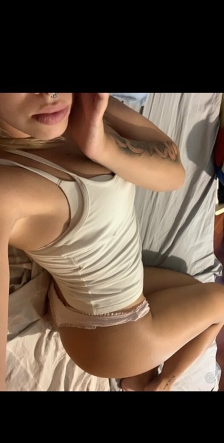 lararoxyrox star pornographic galleries