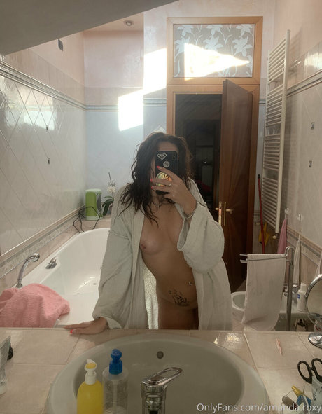 lararoxyrox model nude img