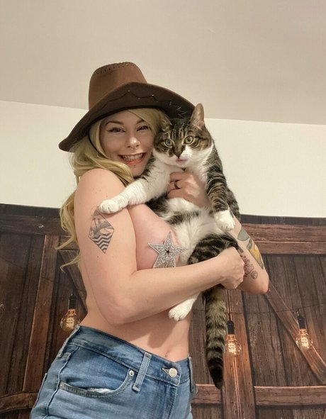 lisasayshello free actress image