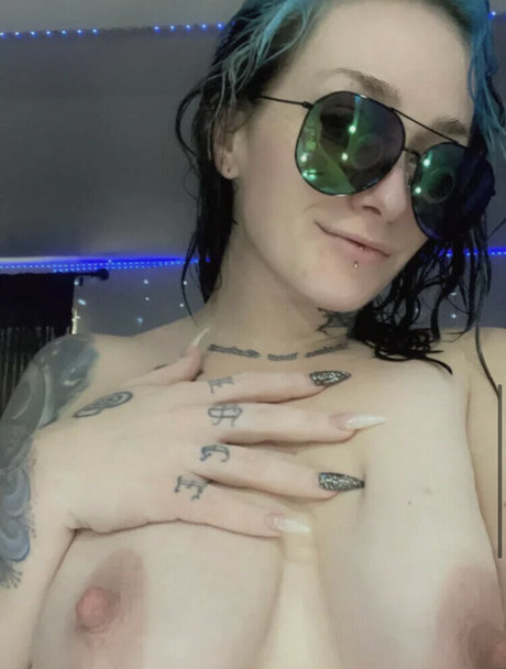 Misslavey666 nude model picture