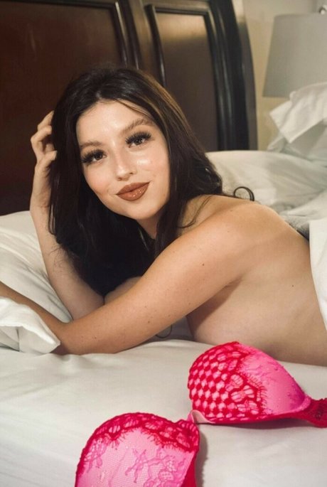 Leah Fennelly nude model pic