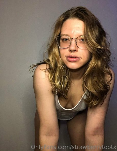 strawberrytootx naked pornstar picture
