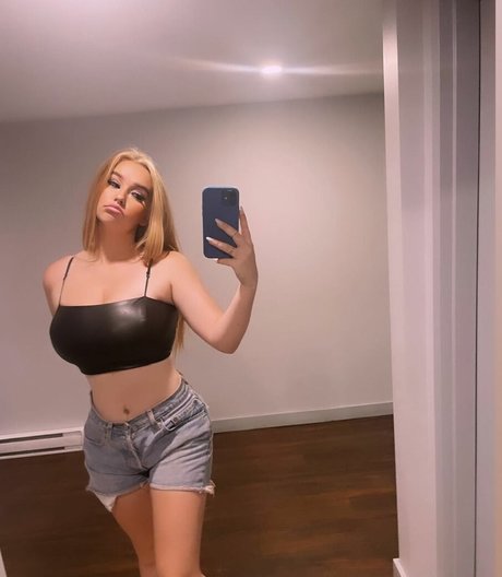haileyyfriz star sexy pic