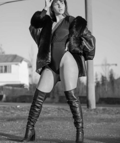 Angela Amethyst model sexy pic